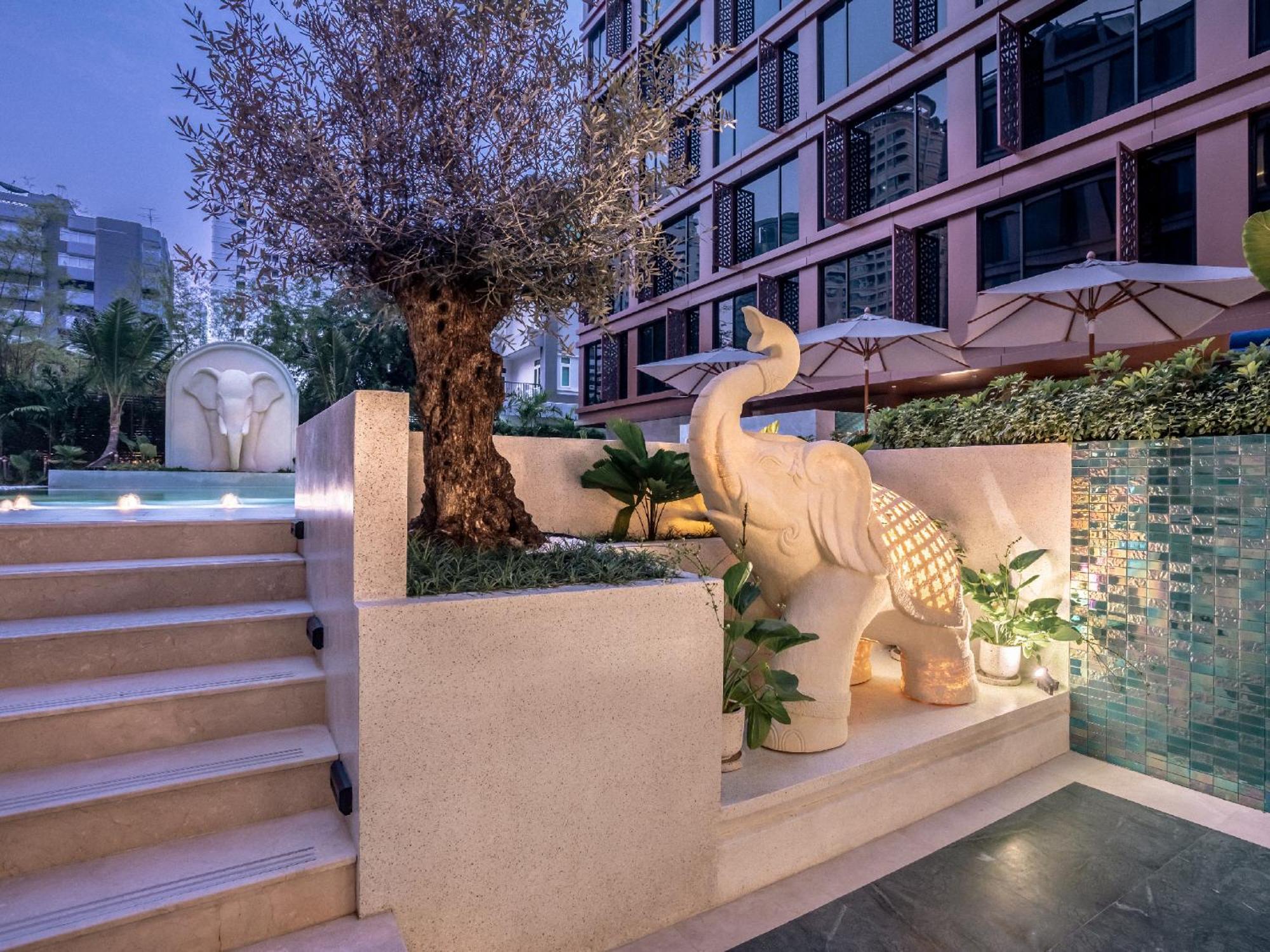 Nysa Hotel Bangkok Sukhumvit 11 Exterior photo The hotel's pool